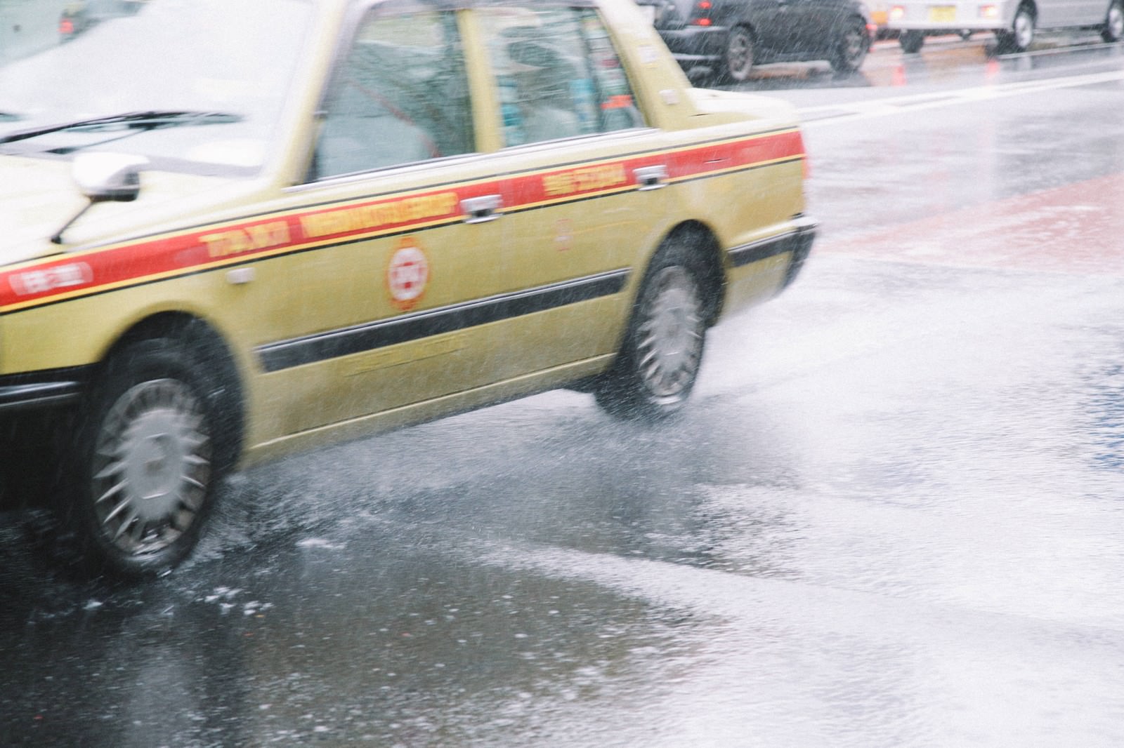 雨の日に走るタクシー